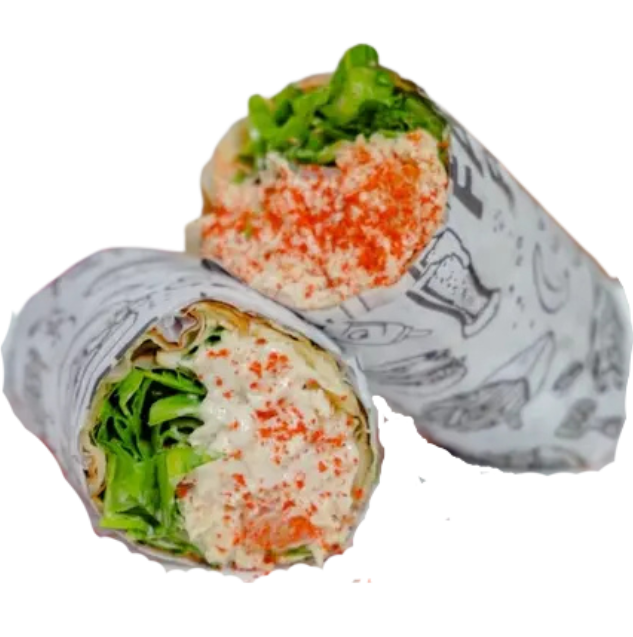 Wrap de frango defumado cortado ao meio, servido em um prato branco e polvilhado com páprica. O recheio com frango cremoso e alface é visível.