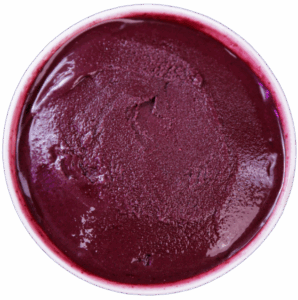 Vista de cima de uma tigela branca cheia de açaí puro e cremoso, com textura lisa.