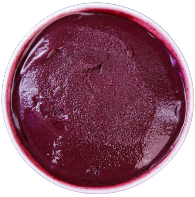 Vista de cima de uma tigela branca cheia de açaí puro e cremoso, com textura lisa.