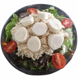 Salada servida em uma tigela redonda, com base de folhas verdes, coberta com frango desfiado, rodelas de palmito e tomate cereja.