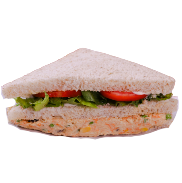 Sanduíche de pão de forma cortado na diagonal, com recheio em duas camadas: salpicão de frango cremoso e salada de alface e tomate.