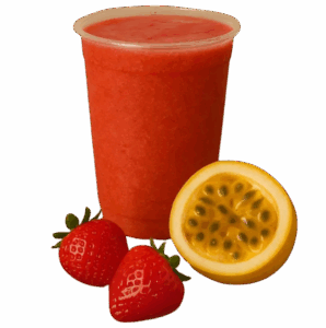 Copo de suco vermelho de morango e maracujá, ao lado das frutas inteiras: dois morangos e um maracujá cortado ao meio.
