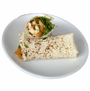 Wrap de frango grelhado em um prato branco, cortado ao meio para mostrar o recheio de pedaços de frango, alface e tomate.